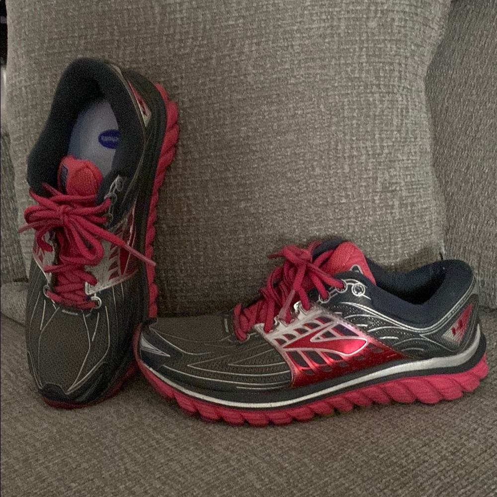 Brooks Gray/pink tennis shoes size 7.5